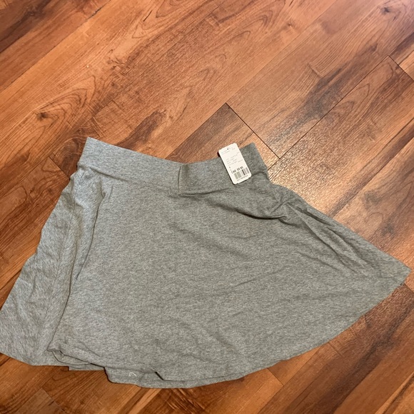 Short grey skirt - Picture 2 of 4